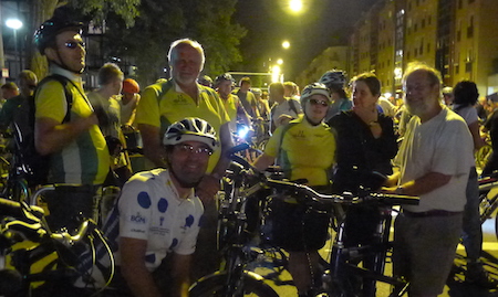 Gruppenfoto unserer 7 Teilnehmer inmitten der Bike-Night-Teilnehmer.