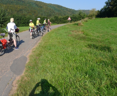 Eine kurze Pause unserer Gruppe auf dem Elsavatal-Radweg.