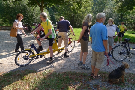 Die Gruppe wechselt zwischen den kuriosen Rädern.