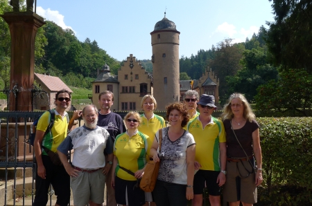 Unsere Gruppe vor dem Schloss Mespelbrunn.