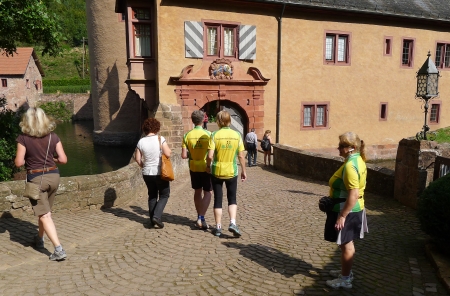 Im Schloßpark von Schloß Mespelbrunn.