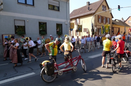 Willkommene Zwangspause auf dem Rückweg: ein Umzug sorgt für Abwechslung.