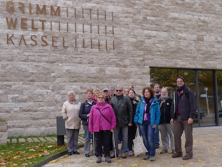 Gruppenfoto vor der Grimmwelt Kassel