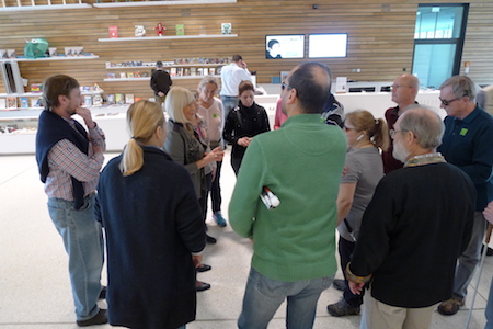 Unsere Gruppe trifft sich im Besucherzentrum der Grimmwelt.