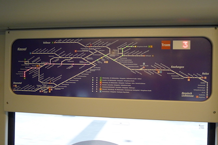 Sehr verständliche Streckenverlaufsanzeige über farbliche LEDs in der Straßenbahn.