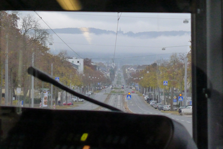 Herrlich schöner Blick aus der Straßenbahn auf das kilometer entfernte Herkules-Denkmal.