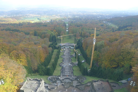 Blick vom Denkmal in die Tiefe und auf die Stadt.