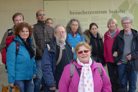 Am Besucherzentrum wartet unsere Gruppe auf den Bus...