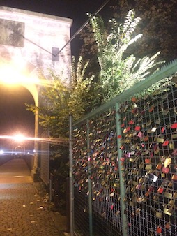 Schöne Brücke mit extra Platz für die Schlösser Verliebter.