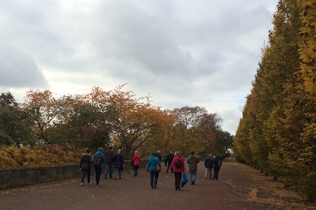 Beim gemütlichen Spaziergang von den Markthallen zur Grimmwelt.