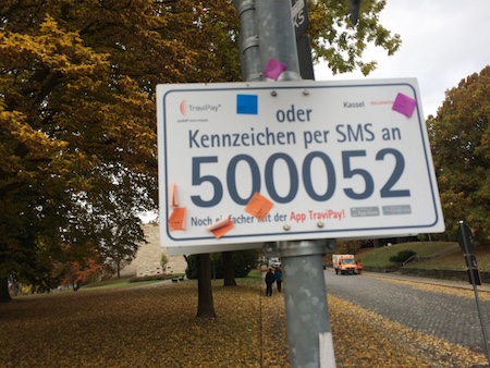 Die Parkgebühr kann man hier mittels App bezahlen!