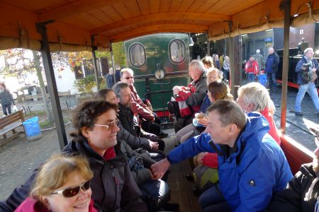 Unsere Gruppe im offenen Wagen der Dampflok-Feldbahn.