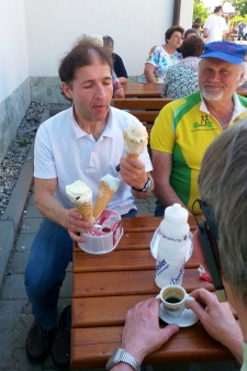 Werner mit seiner selbstgebauten Vorrichtung zum Eis halten.