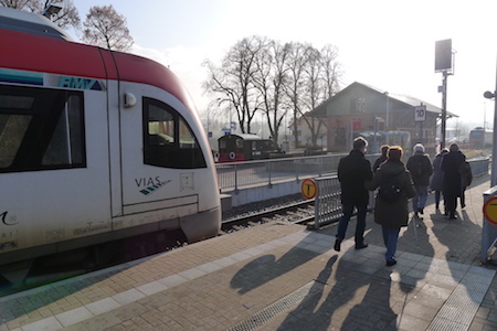 Unsere Gruppe am Bahnhof Erbach.