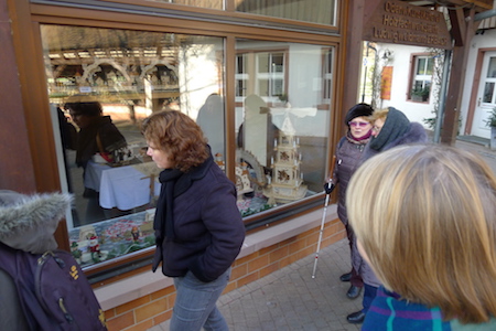 Im Handwerkerhof bestaunen wir die Holzarbeiten durch die Schaufenster.