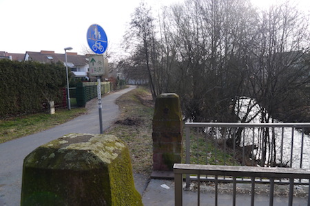 Auf dem Mümling-Radweg dem plätschernden Fluß folgend.