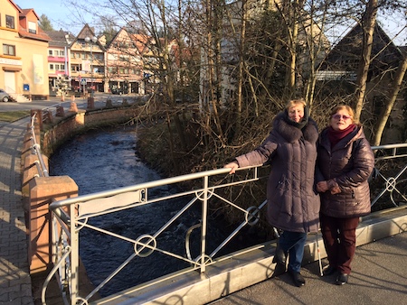 Foto beim Rückweg zum Bahnhof: Fluß, Brücke, Altstadthäuser.