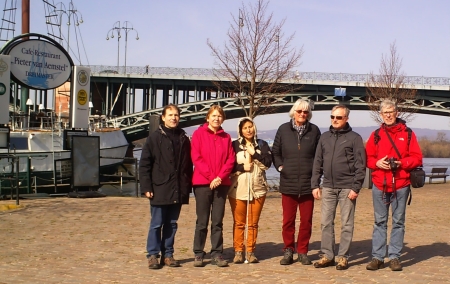 Unsere Wandergruppe vor Restaurant-Dreimaster und Theodor-Heuss-Brücke.