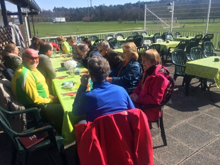 Unsere Gruppe an einem langen Tisch auf der Terrasse.