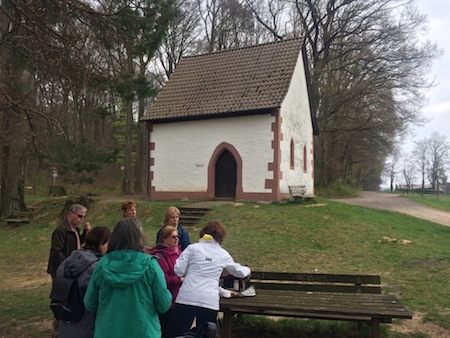 Picknick, im Hintergrund die Wendelinuskapelle.