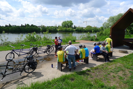 Picknick: Wir genießen die Sonne, im Hintergrund der Main.