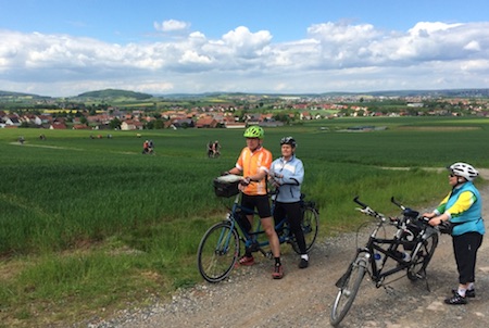 11 Tandems auf der Alten Heerstraße können den tollen Ausblick in die Rhön genießen.