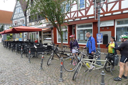 Vor dem Eiscafé in Nidderau-Windecken.