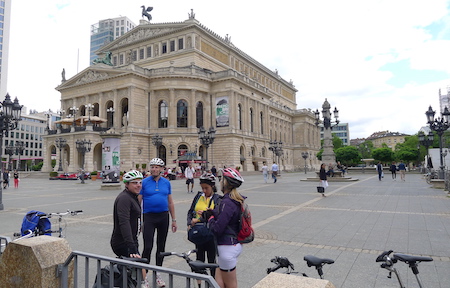 Wir stehen an der U-Bahnstation vor der alten Oper.