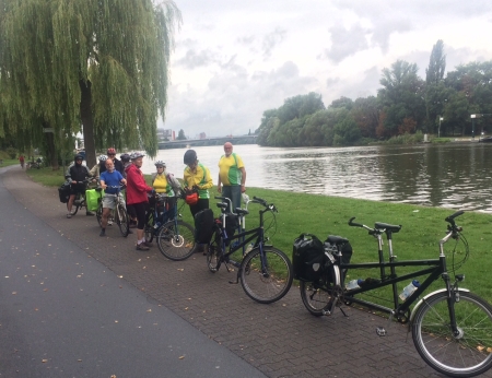 Unsere Gruppe beim Start am Main in Offenbach.