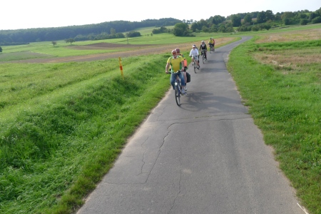 Samstag: Unsere Gruppe auf dem Nidda-Radweg Richtung Schotten.