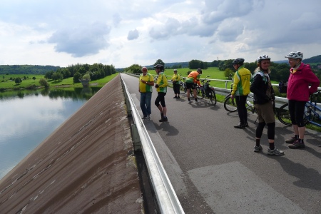 Samstag: Wir stehen auf der Staumauer des Nidda-Stausees.