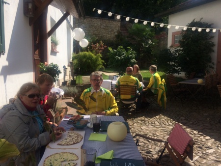 Sonntag: Rückfahrt-Pause im Geibelhof in Karben.