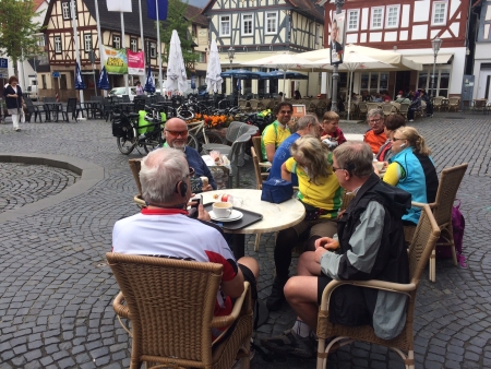 In Nidda angekommen sitzen wir auf dem Marktplatz in einem Café.