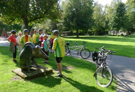 Wir betrachten eine Skulptur im Kurpark.