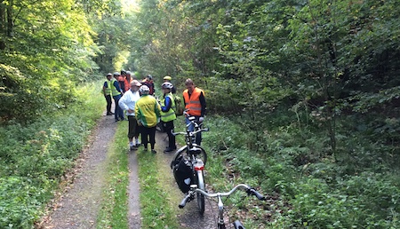 Offenbacher und Darmstädter Tandemfahrer bei einer Pause im Wald.