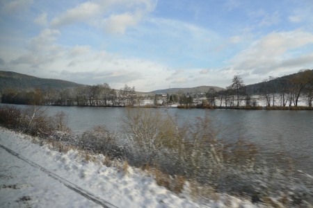 Blick aus dem Zug-Fenster: alles weiß!