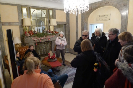 Unsere Gruppe bei der Ankunft in der Hotel-Rezeption.