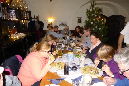 Unsere Gruppe an einem langen Tisch im Bad Kissinger Ratskeller.