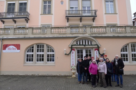 Unsere Gruppe vor der Villa Thea, unserer Unterkunft.