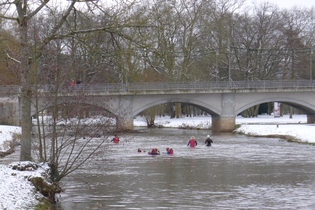 Stadtspaziergang am Sonntag: Die DLRG begleitet eine Gruppe Schwimmer in der Saale.