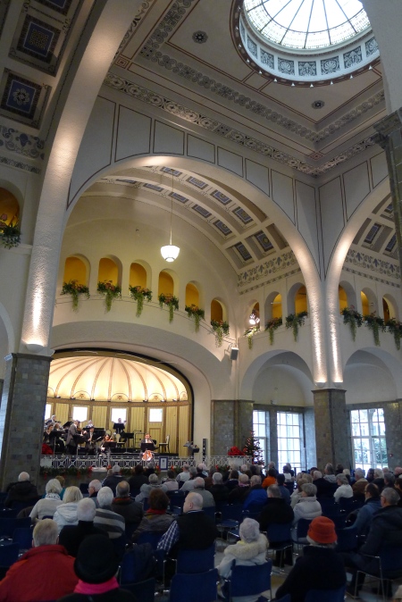 Wir lauschen dem Kurorchester Bad Kissingen in der mondänen Wandelhalle.