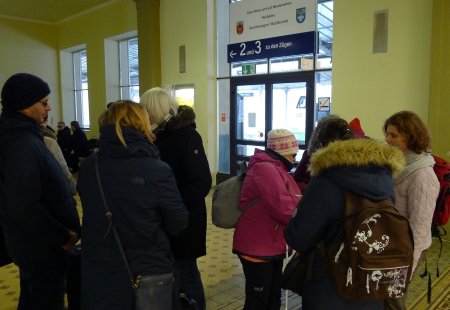 Im Bahnhof Bad Kissingen. Wir warten auf unseren Zug.