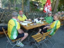 Wir sitzen auf der Restaurant-Wiese im kühlen Schatten 