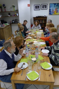 Unsere Gruppe am gedeckten Tisch, der Wein fehlt noch...