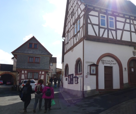 Schöne Fachwerkhäuser, hier im Ortsteil Hering schon unmittelbar unterhalb der Burg.