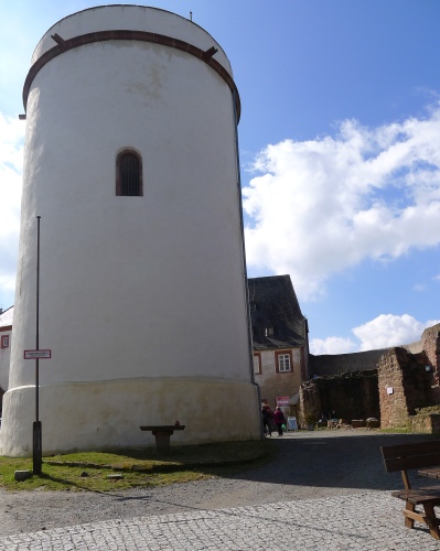 Der weiße Turm in der Mitte der Anlage.