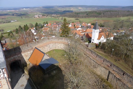 Blick vom weißen Turm auf den Eingang der Veste.