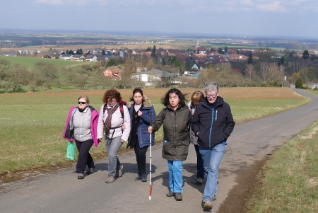 Wir wandern hinauf zur Burg, hinter uns sieht man Otzberg-Lengfeld.