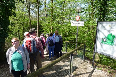 Unsere Gruppe steigt zum Schloß Heidelberg hinab.