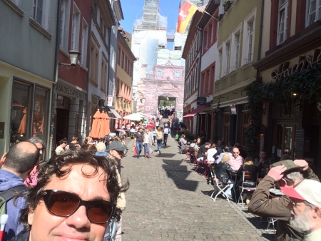 In der Altstadt mit Blick auf die Alte Brücke.